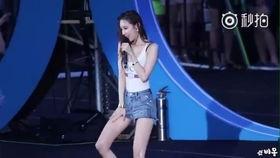 粉丝短裙 白丝袜,展现青春活力时尚风采