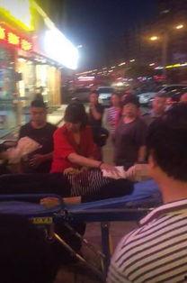 当街捅死白衣女子视频,白衣女子遭捅身亡，现场画面令人震惊