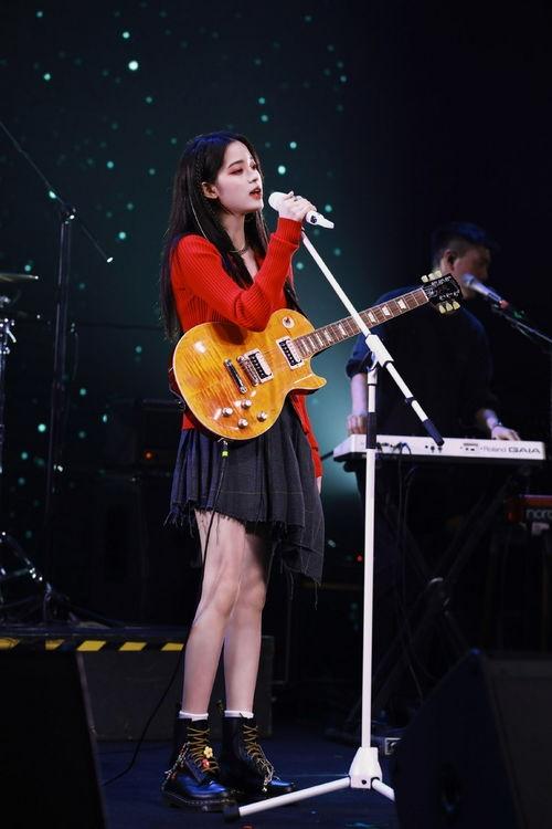 明星弹吉他的照片,明星们的摇滚瞬间