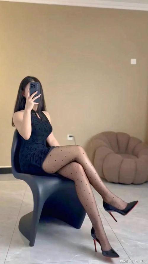美腿丝袜脚心,展现女性优雅魅力的时尚元素